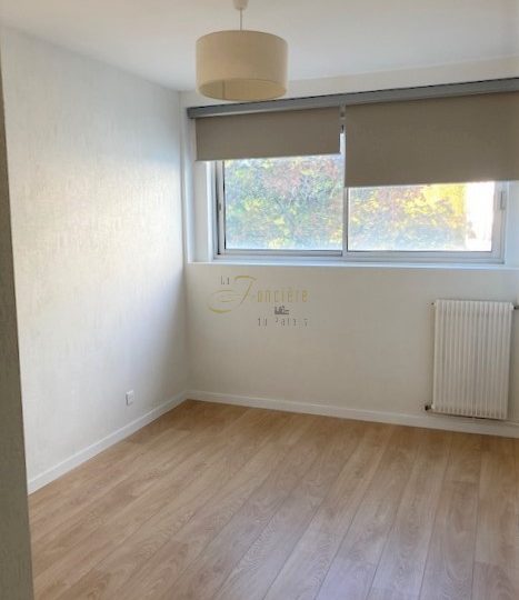 Appartement actuellement loué rénové à deux pas d’Avaricum avec garage privatif