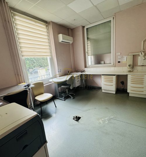 Locaux professionnels avec stationnements et ascenseur