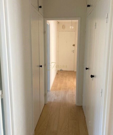 Appartement actuellement loué rénové à deux pas d’Avaricum avec garage privatif