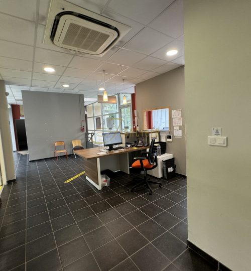 Locaux professionnels avec stationnements et ascenseur