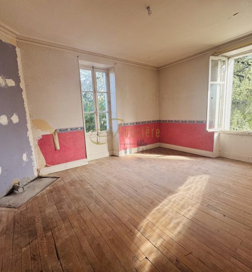 Plateaux à aménager dans une belle maison Bourgeoise à deux pas du centre-ville de Bourges et du pole Lahitoll