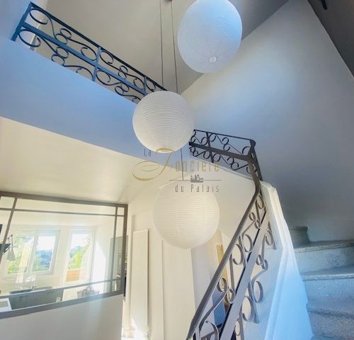 Maison entièrement rénovée proche bourg Saint Doulchard avec agréable jardin