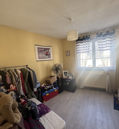 À Bourges   Spacieux appartement avec entrée indépendante et garages.