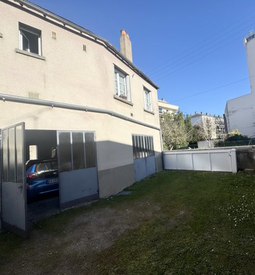 À Bourges   Spacieux appartement avec entrée indépendante et garages.
