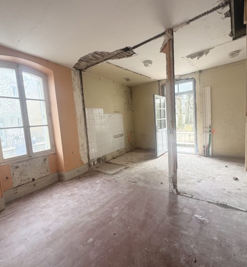 Appartement-maison à aménager avec courette