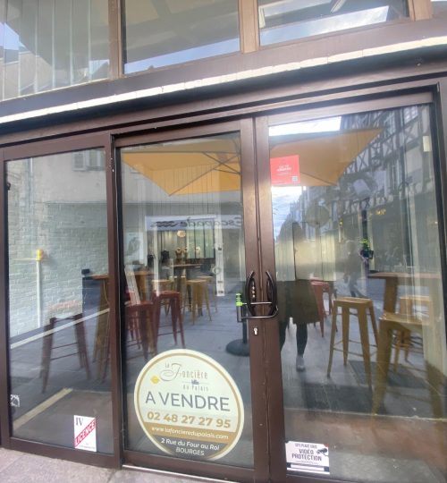 Local commercial libre avec vitrine et possibilité de terrasse