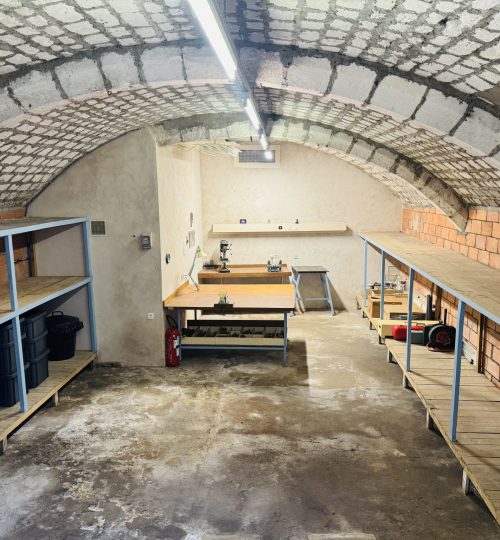 Maison du 18ème siècle avec grand garage avec possibilité de mettre 3 véhicules au cœur du centre historique