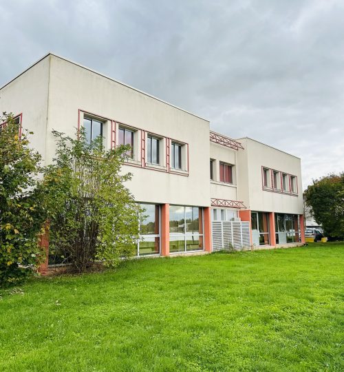 Bureaux à vendre d’une surface de 800m2 donc 500m2 actuellement loué. Idéal investisseur ou société souhaitant