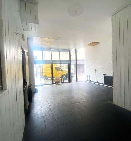 Local commercial libre avec vitrine et possibilité de terrasse