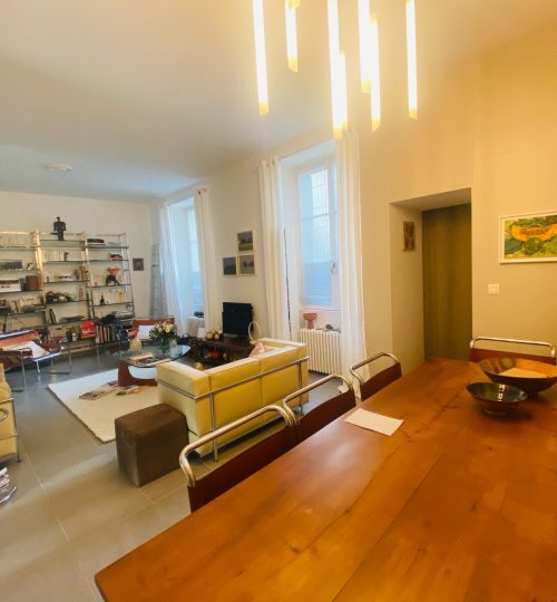 Dans un bel immeuble en pierre à deux pas de la Cathédrale de Bourges appartement rénové avec gout avec parkin