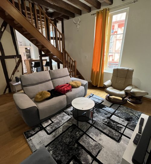 Appartement en duplex situé rue Mirebeau actuellement loué en LMNP