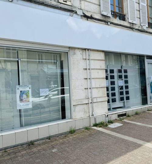 Local commercial avec grande vitrine de 9 mètres rue d’Auron