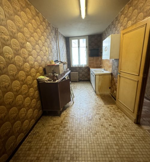 Bourges Maison de ville -idéal 1e achat, investissement locatif possibilité de diviser en 3 lots.