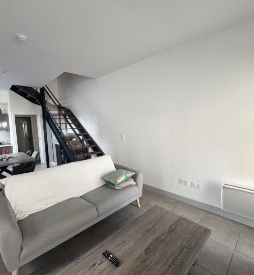 EXCLUSIVITÉ   Charmant appartement T2 en duplex de 47 m2, niché dans une ancienne écurie rénovée, au pied des
