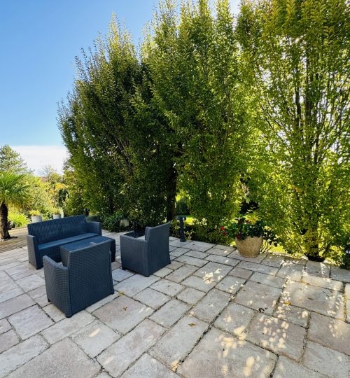 Maison sur sous-sol proximité immédiate des écoles avec agréable jardin