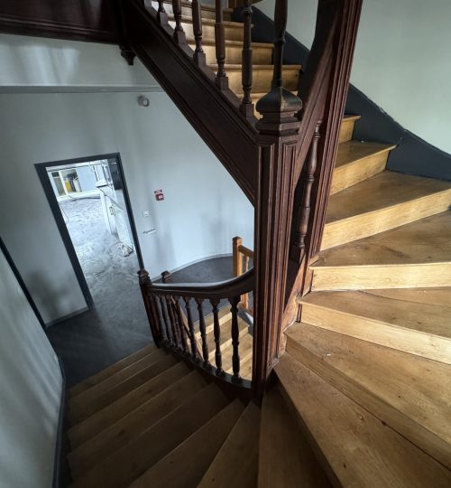 Locaux professionnels avec 16 stationnements et ascenseur