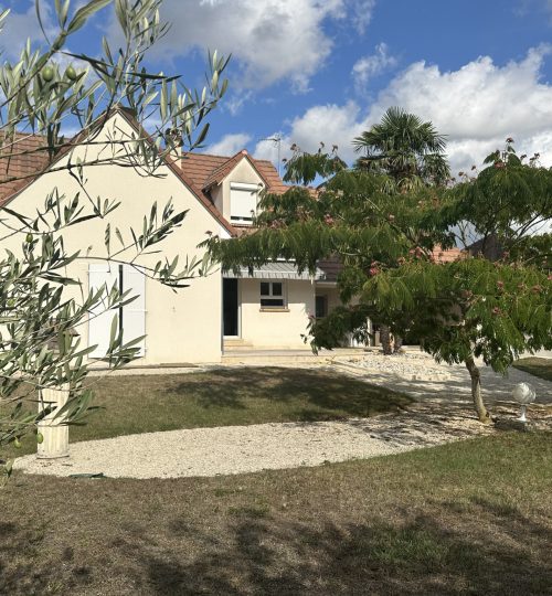 Exclusivité Maison quartier Gionne avec trois chambres dont une de plain-pied avec agréable jardin