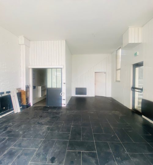 Local commercial libre avec vitrine et possibilité de terrasse