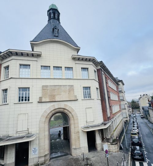 Appartement à rafraichir dans un bel immeuble en pierre au pied de l’hôtel dieu