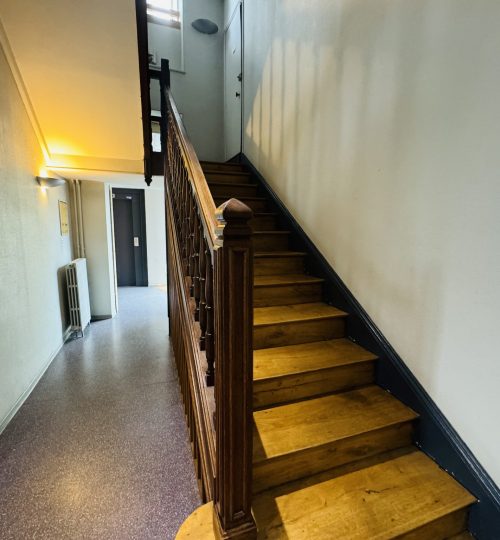 Locaux professionnels avec 16 stationnements et ascenseur