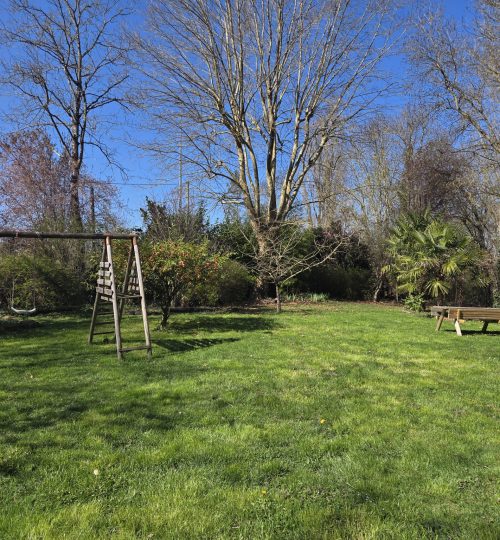 Exclusivité très belle maison en pierre avec agréable jardin et bois attenant