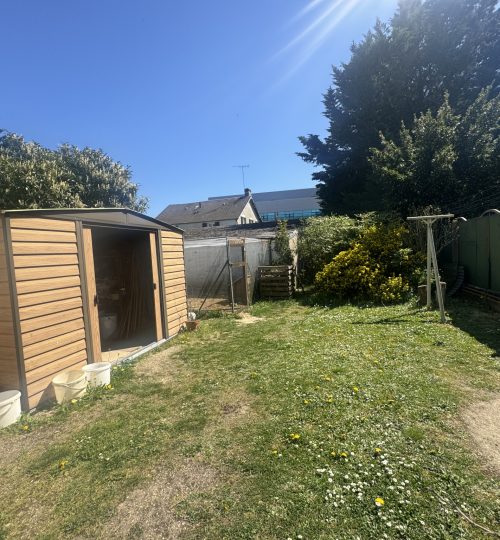 Exclusivité, Maison des années 70 sur sous-sol complet, actuellement louée dans une impasse