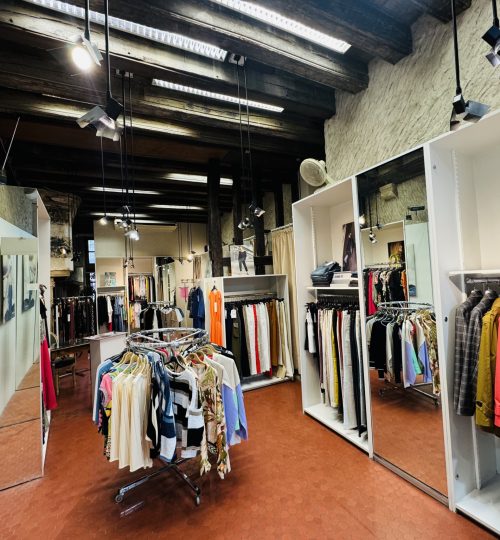 Local commercial à vendre rue piétonne de Bourges dans une maison historique de Bourges