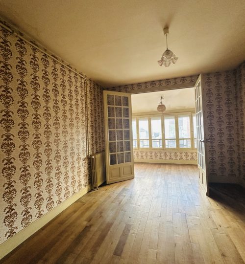 Bourges Maison de ville -idéal 1e achat, investissement locatif possibilité de diviser en 3 lots.