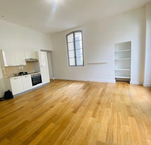 Exclusivité appartement T3 dans un bel immeuble de charme au pied du Palais Jacques Coeur de Bourges