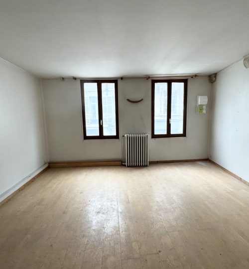 Appartement à rénover   Hyper-centre de Bourges   109,70 m2 Carrez avec terrasse privative