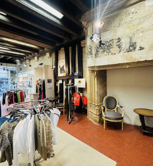 Local commercial à vendre rue piétonne de Bourges dans une maison historique de Bourges