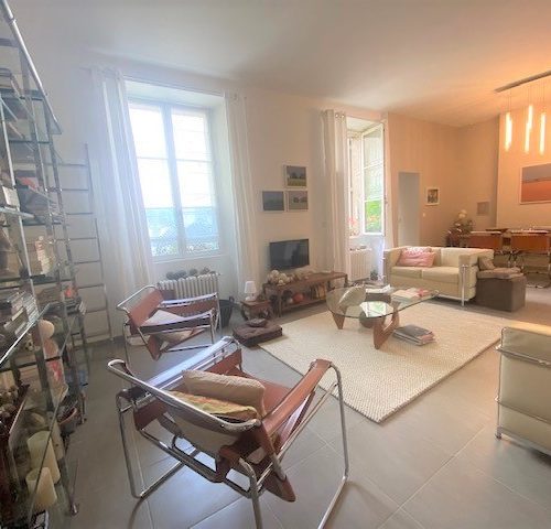 Dans un bel immeuble en pierre à deux pas de la Cathédrale de Bourges appartement rénové avec gout avec parkin