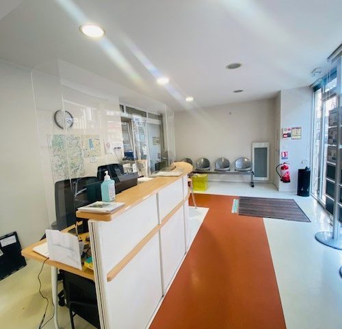 Local commercial avec grande vitrine de 9 mètres rue d’Auron