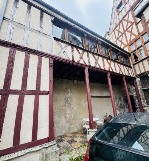 Local commercial à vendre rue piétonne de Bourges dans une maison historique de Bourges
