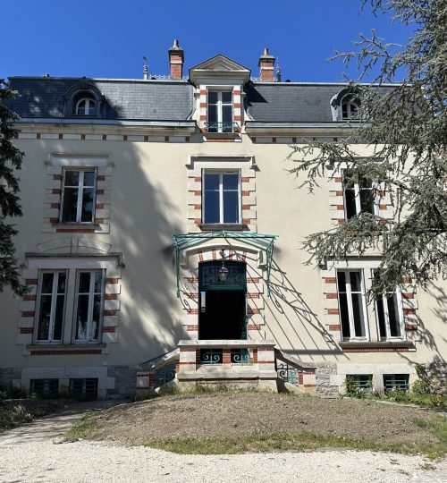 Plateaux à aménager dans une belle maison Bourgeoise à deux pas du centre-ville de Bourges et du pole Lahitoll