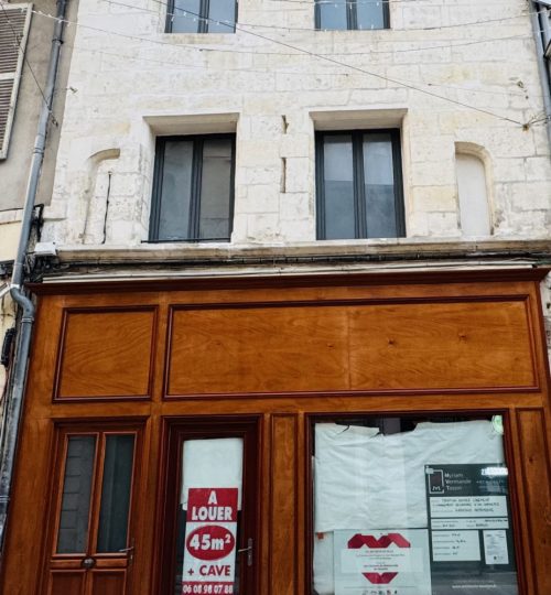 Appartement à rénover   Hyper-centre de Bourges   109,70 m2 Carrez avec terrasse privative