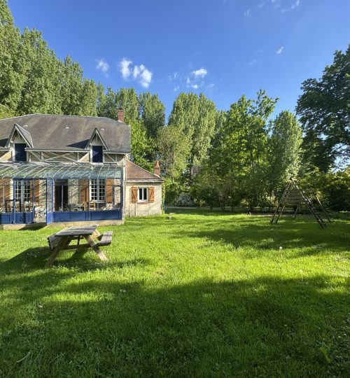 Exclusivité très belle maison en pierre avec agréable jardin et bois attenant