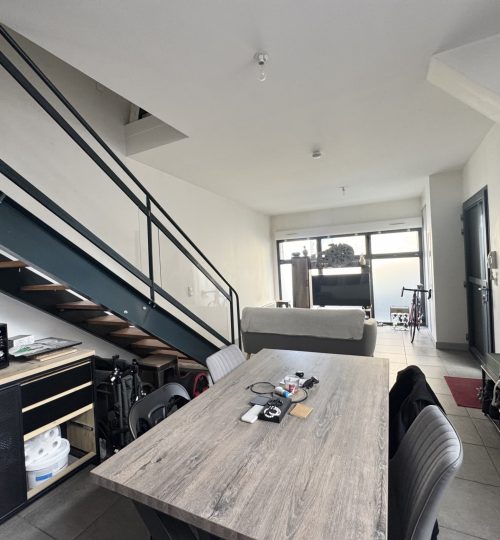 EXCLUSIVITÉ   Charmant appartement T2 en duplex de 47 m2, niché dans une ancienne écurie rénovée, au pied des