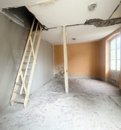 Appartement-maison à aménager avec courette