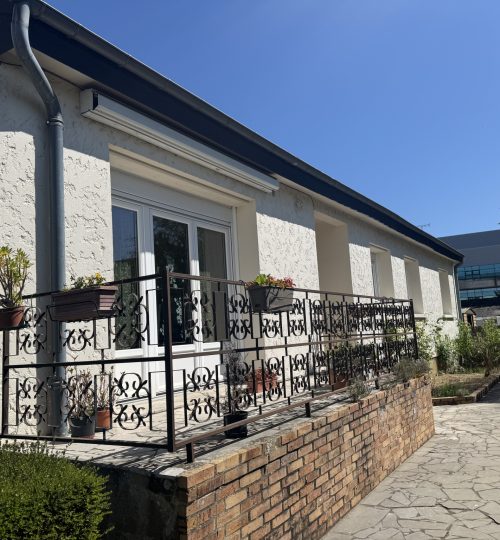 Exclusivité, Maison des années 70 sur sous-sol complet, actuellement louée dans une impasse