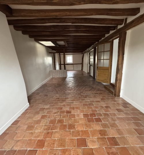 Appartement à rafraichir dans un bel immeuble en pierre au pied de l’hôtel dieu