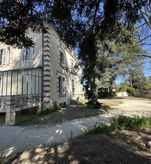 Plateaux à aménager dans une belle maison Bourgeoise à deux pas du centre-ville de Bourges et du pole Lahitoll