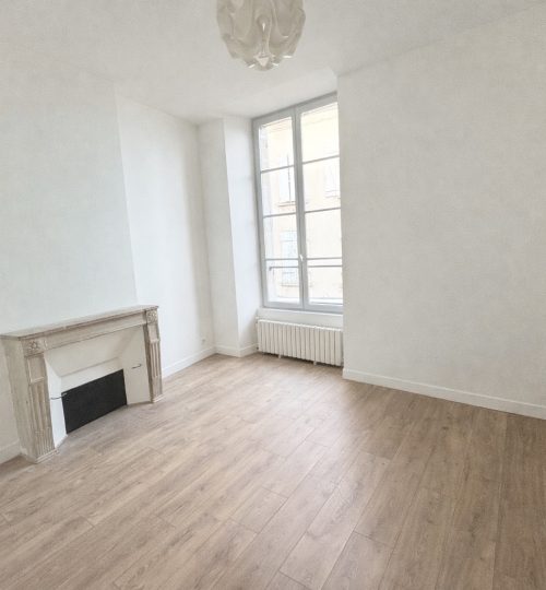 Appartement de charme au pied de la Cathédrale et de la place George Sand