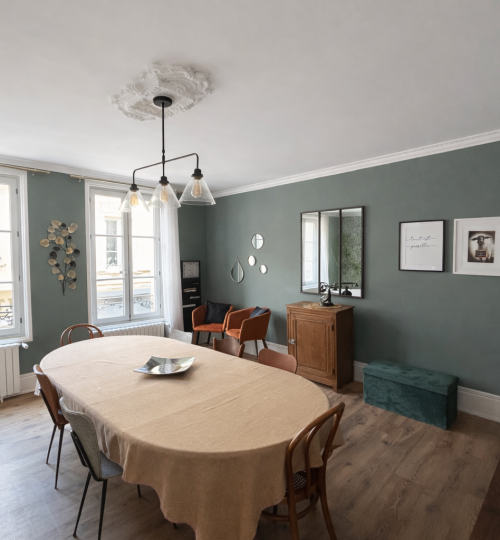 Maison de ville avec cour et patio intérieur à deux pas de l&rsquo;église Saint-Pierre