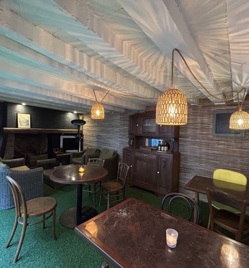 Maison de ville avec cour et patio intérieur à deux pas de l&rsquo;église Saint-Pierre