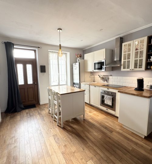 Exclusivité   Charmante maison des années 30 rénovée, à deux pas du centre-ville  avec jardin et garage