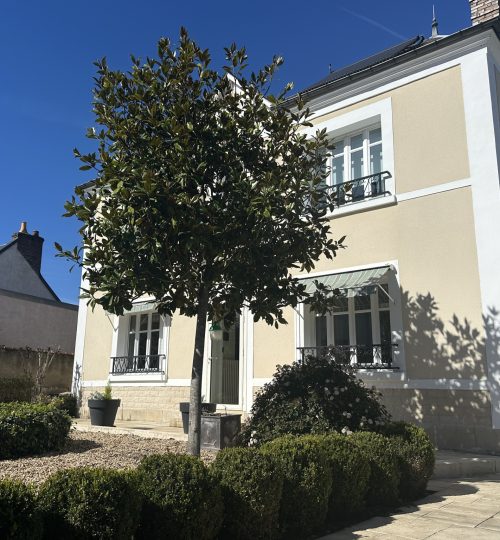 Maison de charme des années 30 au pied des marais de Bourges avec piscine chauffée et agréable jardin