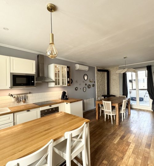 Exclusivité   Charmante maison des années 30 rénovée, à deux pas du centre-ville de Bourges avec jardin et gar