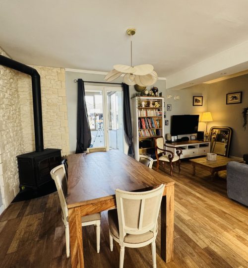 Exclusivité   Charmante maison des années 30 rénovée, à deux pas du centre-ville  avec jardin et garage