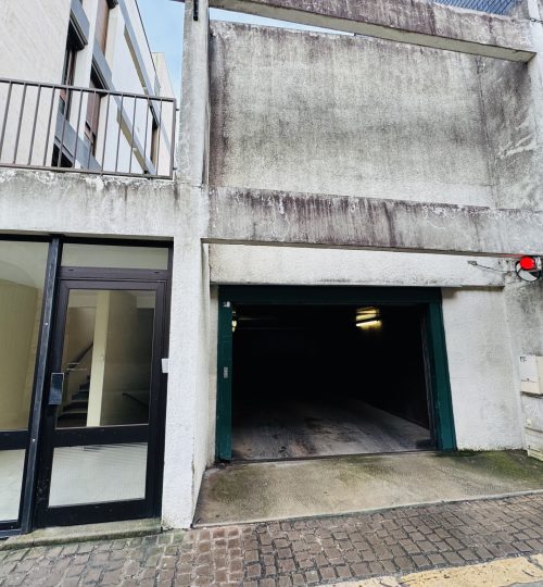 Parking couvert avec ascenseur Voiture au pied de la cathédrale